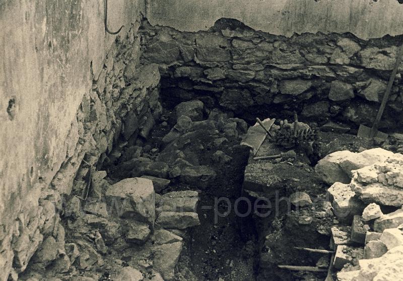 003 (45).jpg - Freilegung alter Grabstätten und Grüfte beim Abriss der Pöhler Kirche